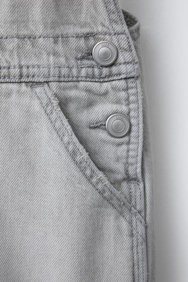 KURZE JEANS-LATZHOSE - Perlgrau von Zara