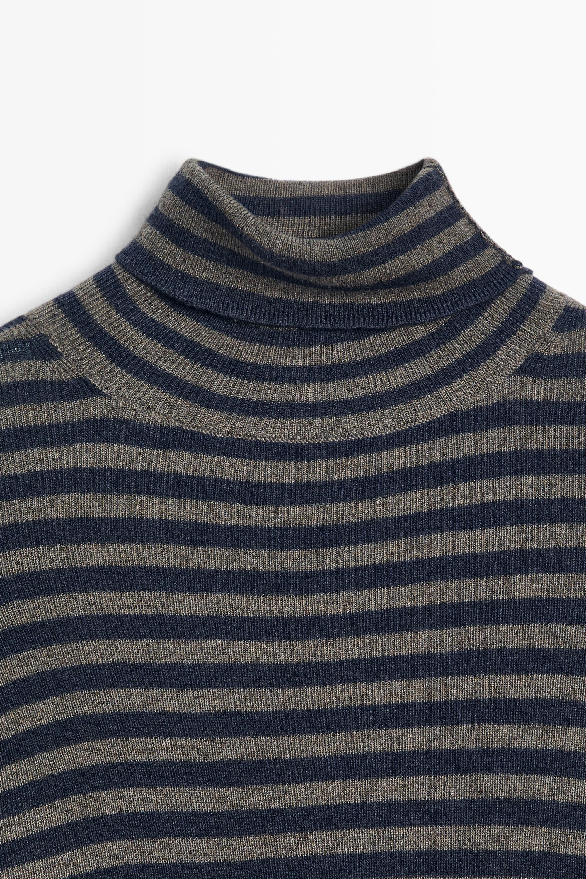 Pull en maille à rayures et col roulé