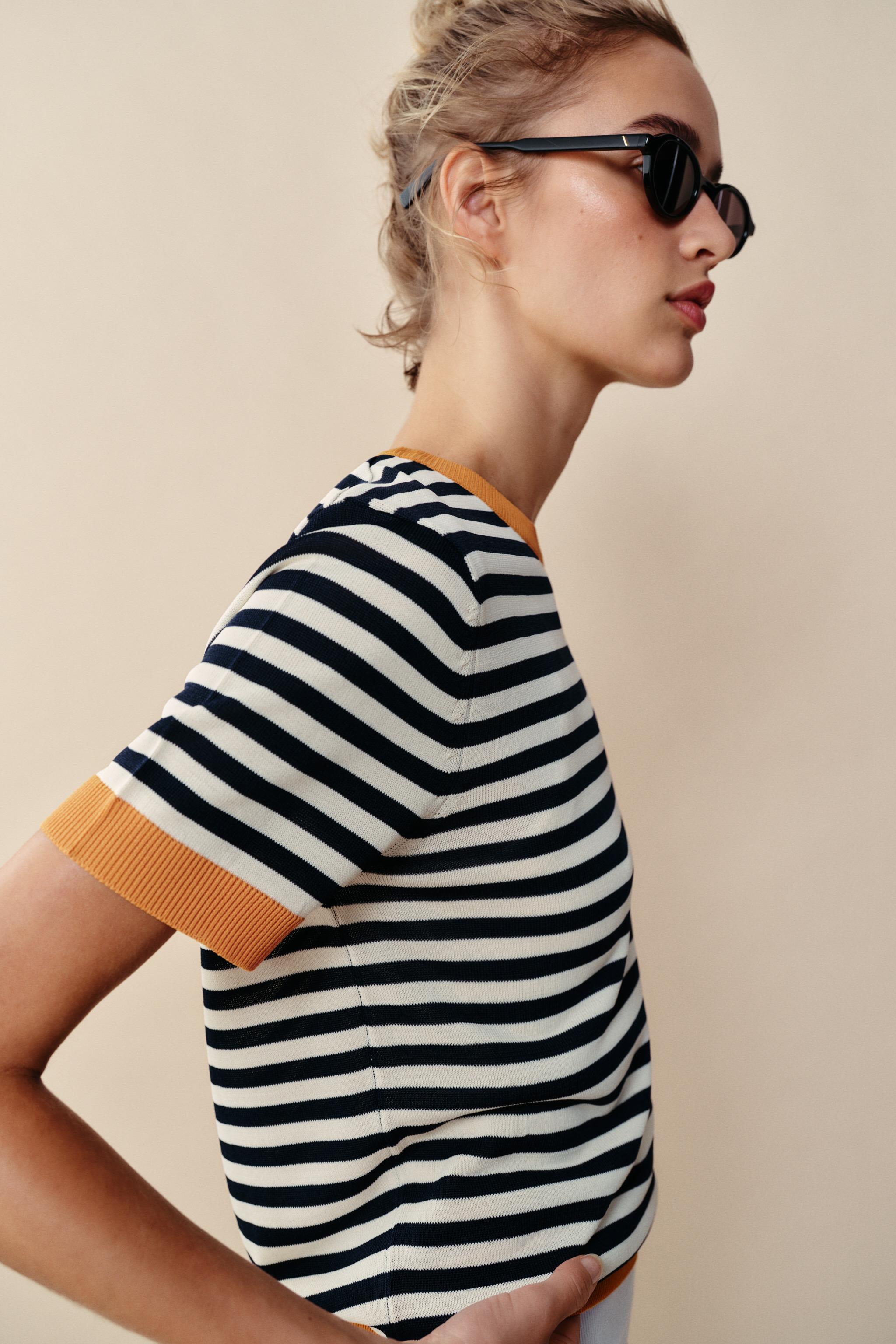 TOP EN MAILLE À RAYURES