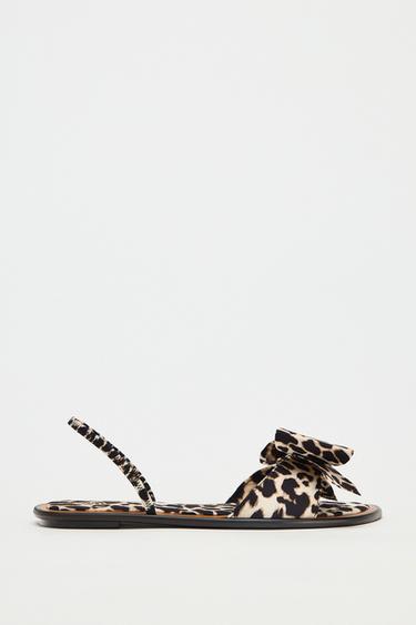 Bon pohled na sandl s leopardm potiskem a ozdobnou mal.