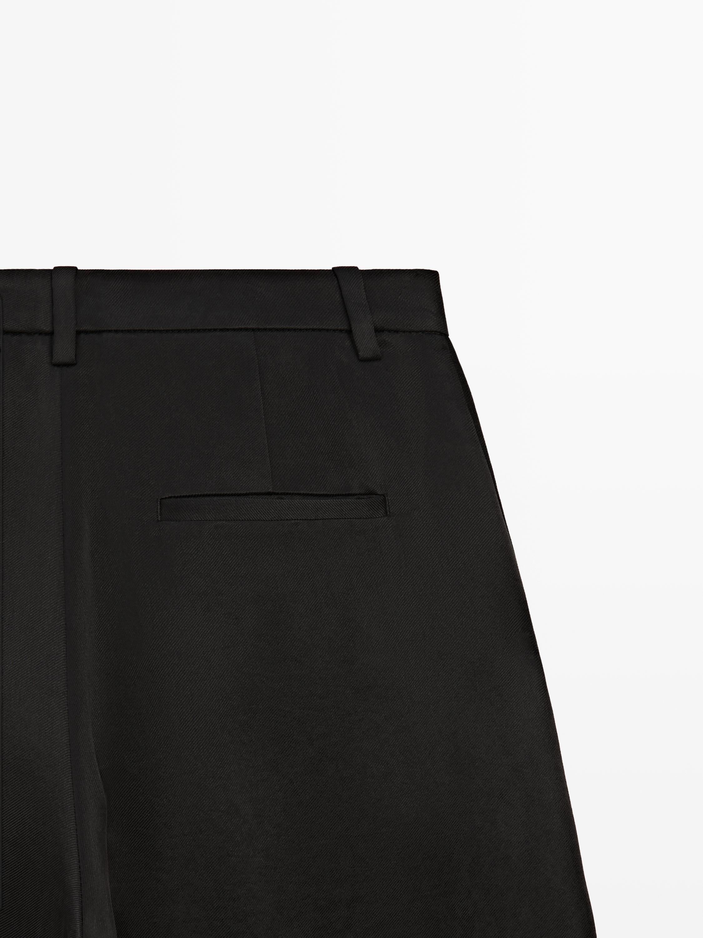 Flowing trousers with pleated details