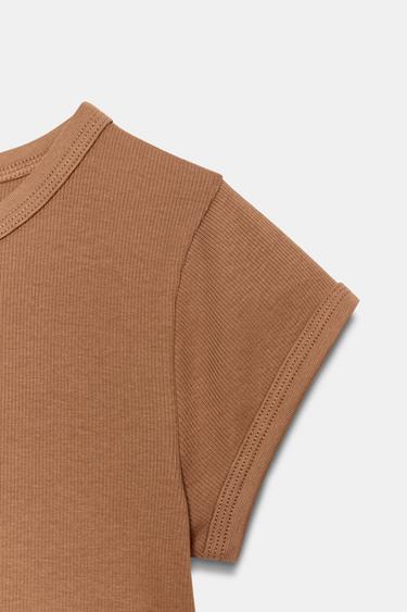 T-SHIRT CÔTELÉ À MANCHES COURTES - Marron foncé de Zara - Image 6