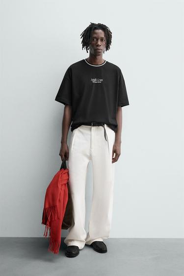 T-SHIRT À INSCRIPTIONS IMPRIMÉES EN RELIEF - Noir de Zara