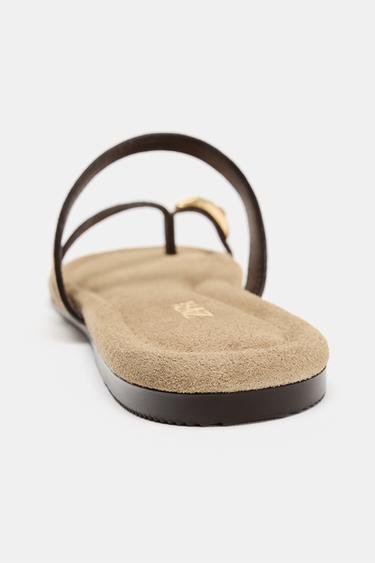 SANDALES PLATES EN DAIM AVEC DÉCOR - Marron sable de Zara - Image 5