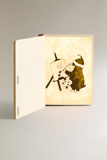 "HISTORY OF ART" BOOK CHRISTMAS NIGHT LIGHT - بني داكن الخاص بـ Zara