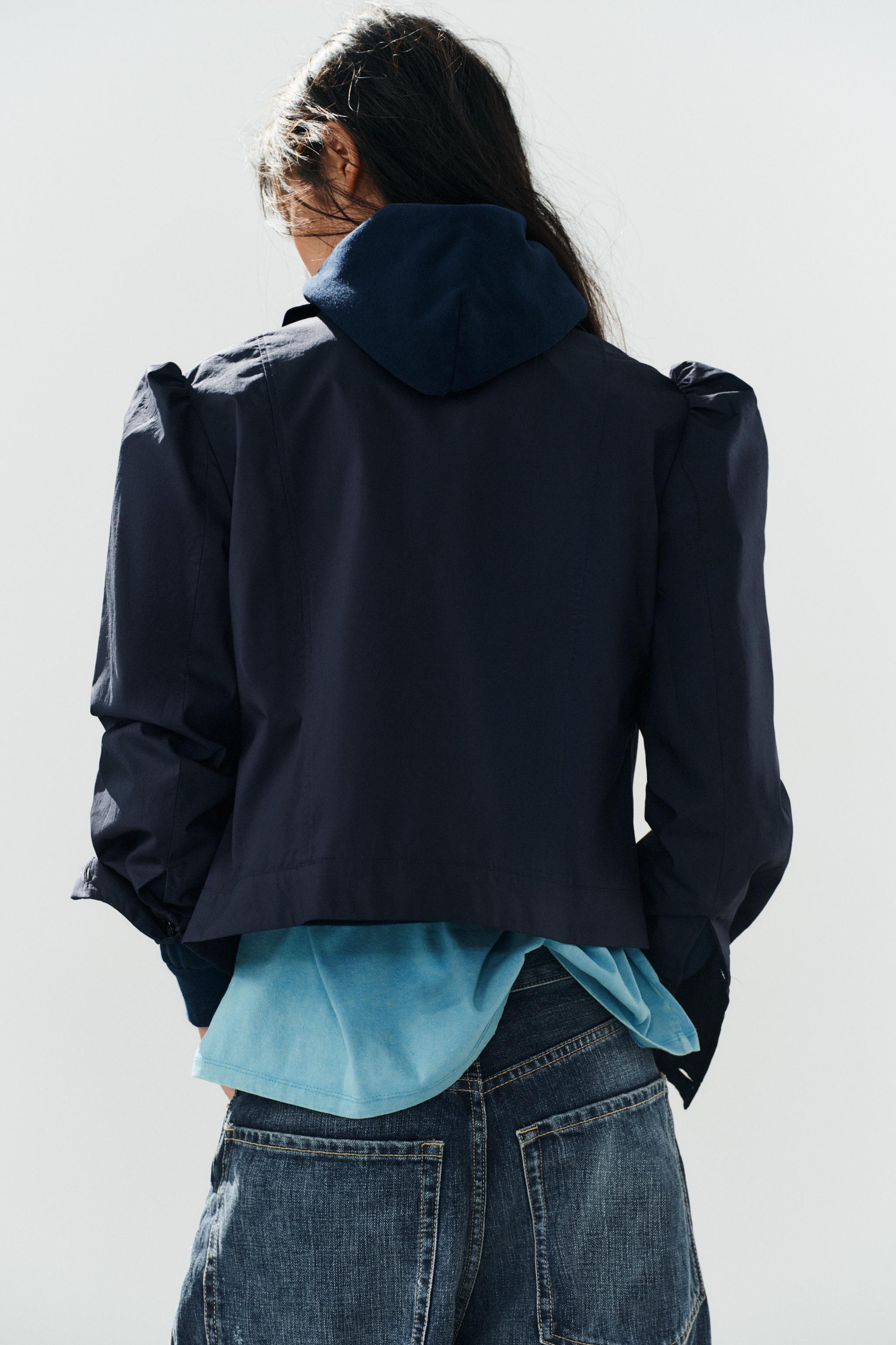 SHORT GATHERED-SHOULDER BLAZER