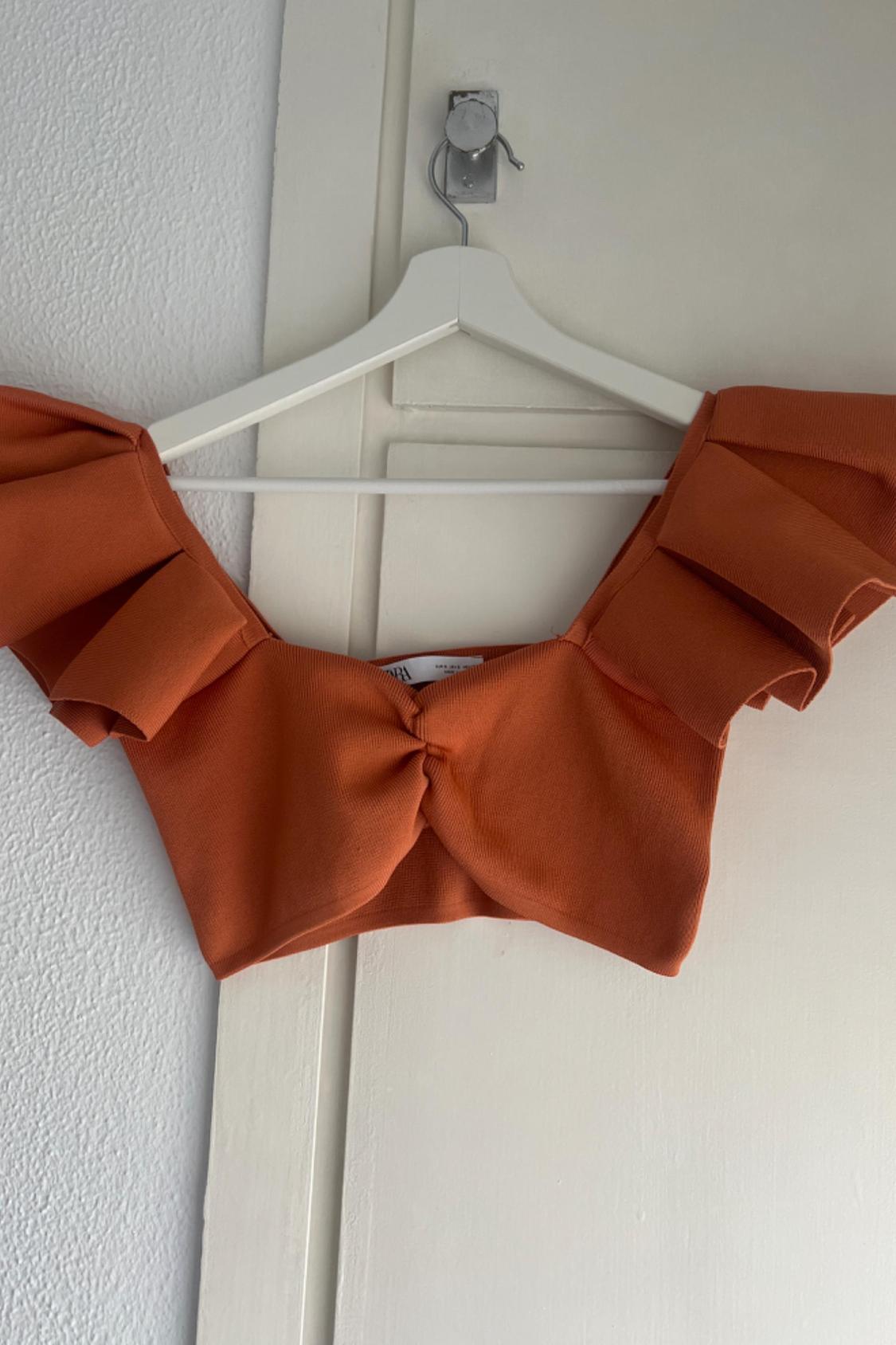 RUFFLED KNIT CROP TOP