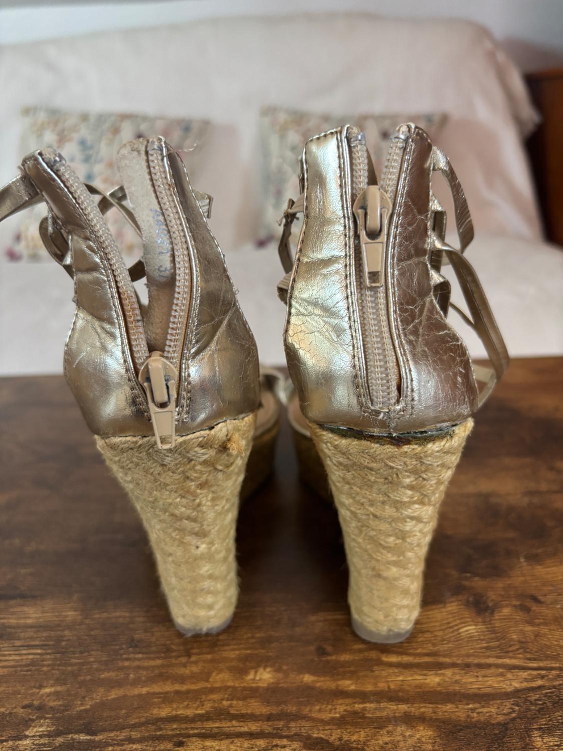 SANDALIAS DE CUÑA DE ESPARTO DORADAS - Image 3