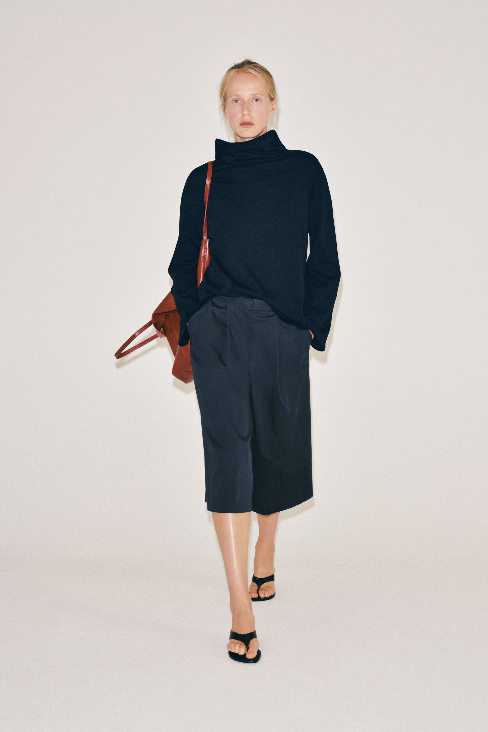 HIGH NECK SWEATSHIRT