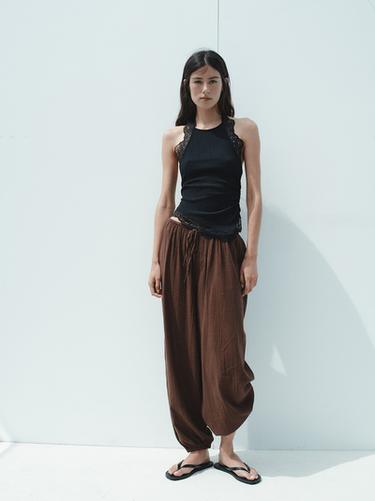 TOP HALTER TEXTURA ENCAJE - Negro de Zara