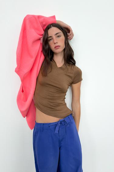 T-SHIRT MET V-HALS EN ASYMMETRISCHE ZOOM - Bruin van Zara