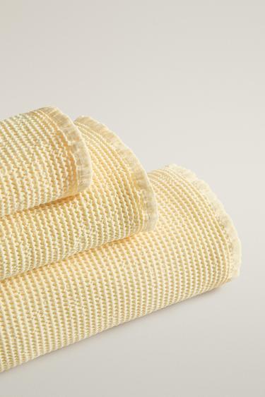 WAFFLE-KNIT TEXTURED BATH TOWEL — Yellow 2