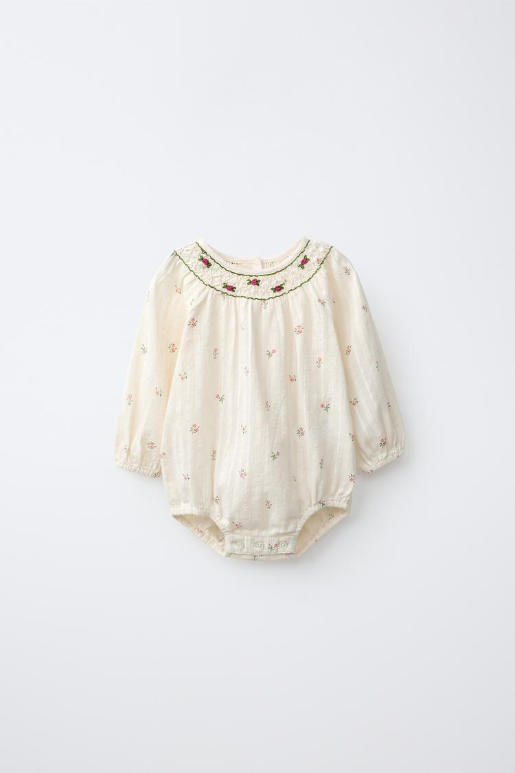 Body flores bordadas