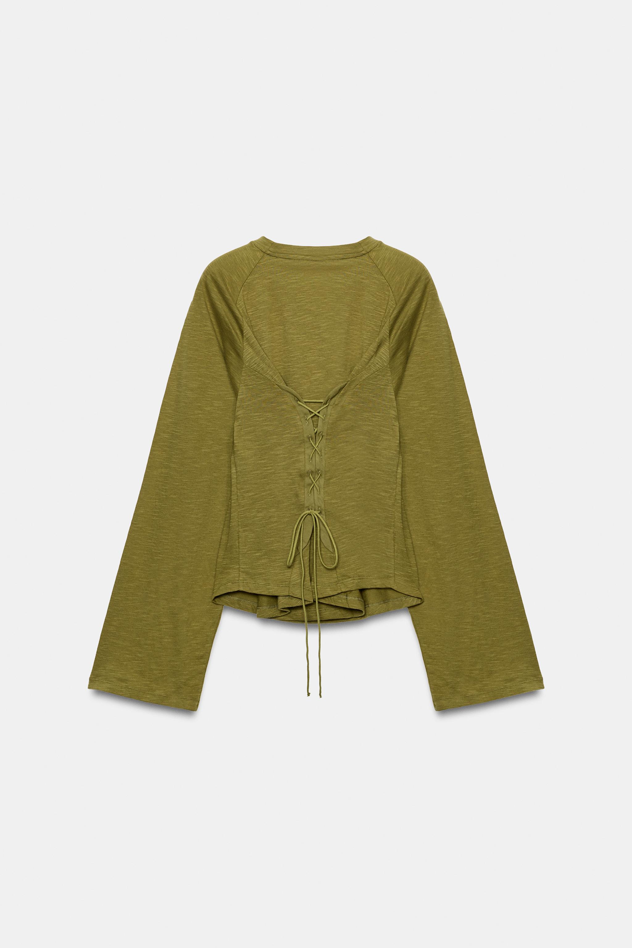 T-SHIRT AVEC CEINTURE DANS LE DOS