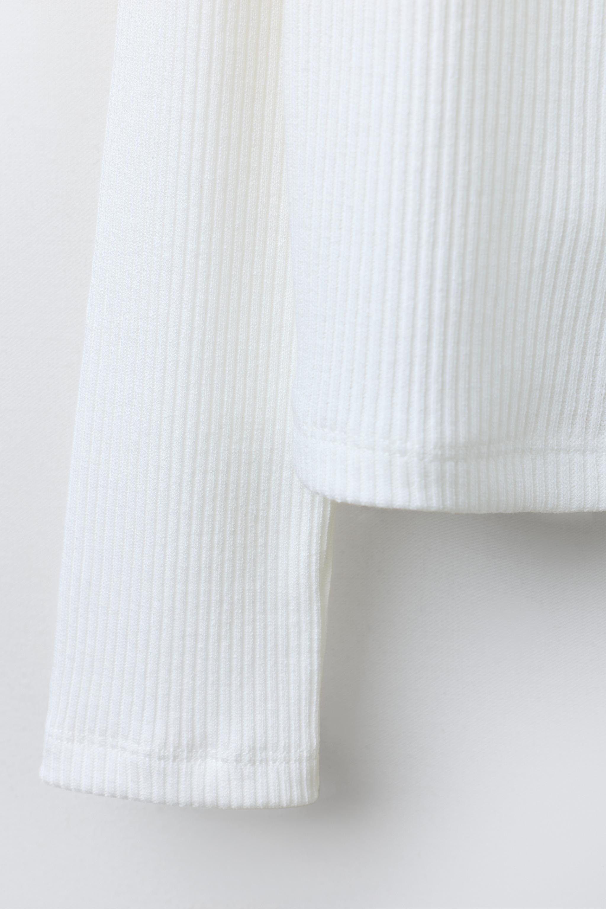 RIBBED BUCKLE T-SHIRT