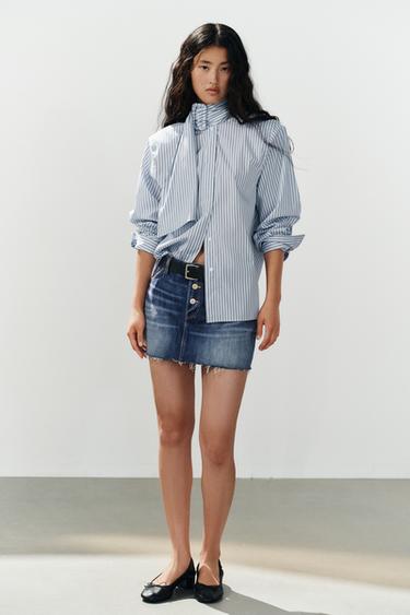 CHEMISE À ÉPAULETTES, RAYURES ET BOUCLE - Bleu ciel de Zara