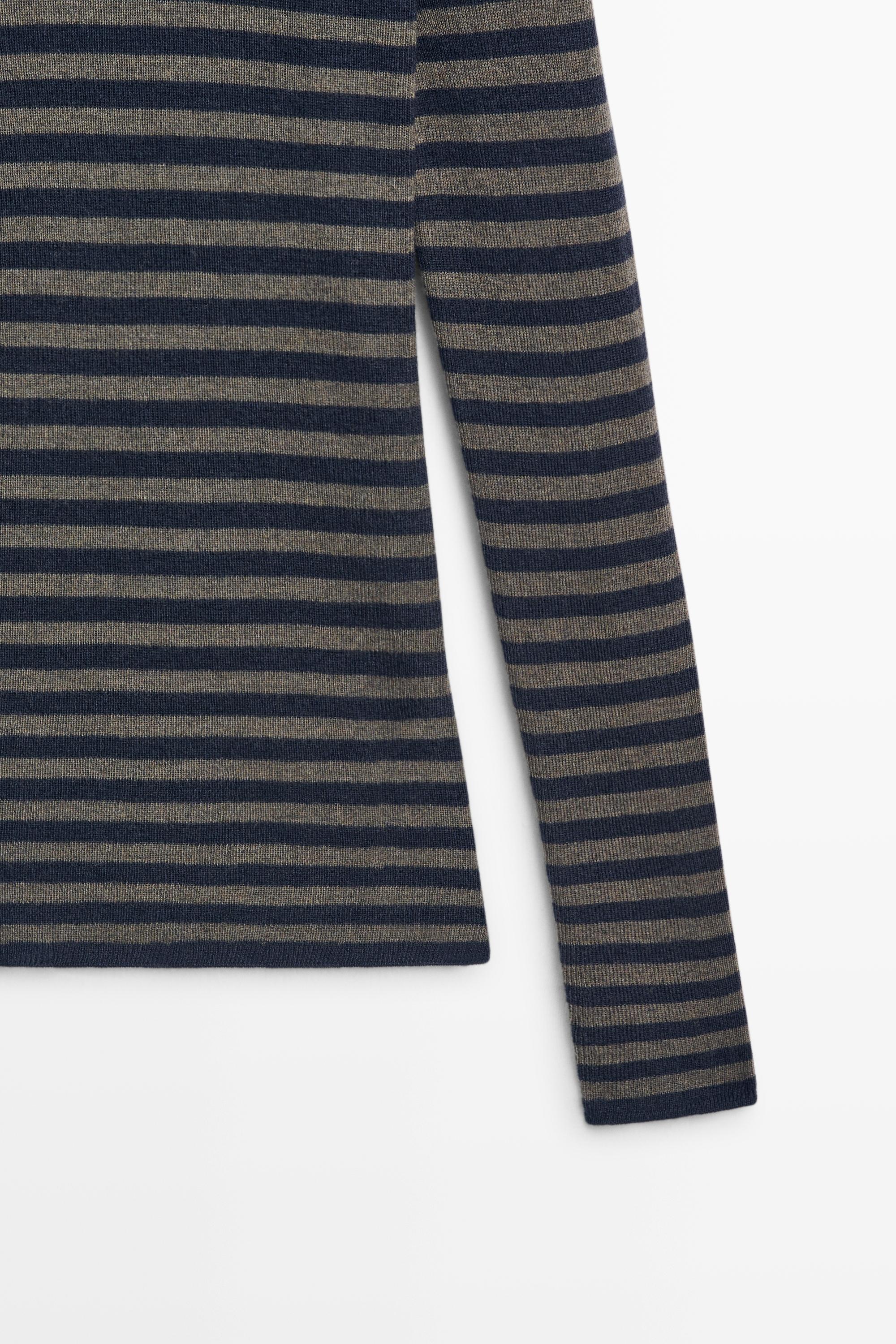 Pull en maille à rayures et col roulé