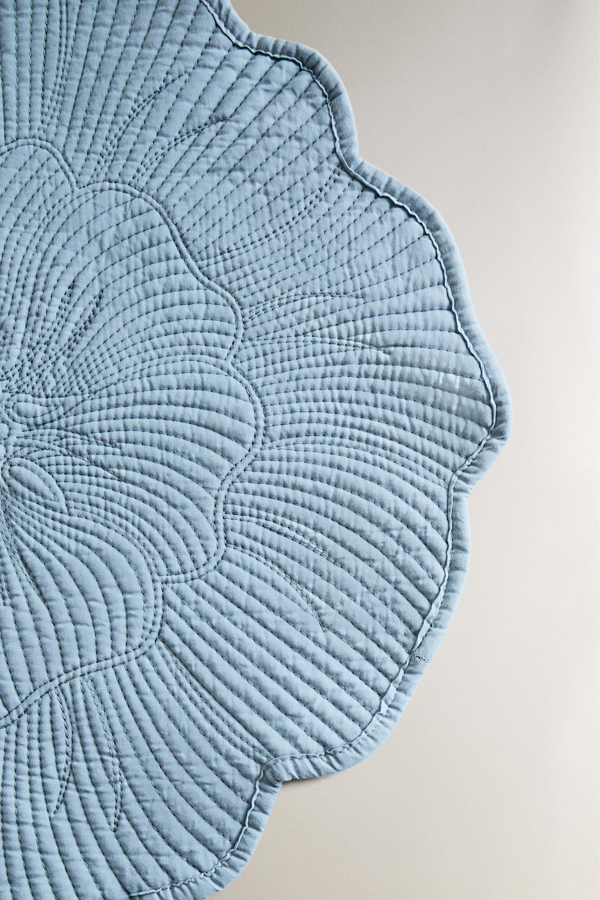 QUILTED FLORAL PLACEMAT — Blue