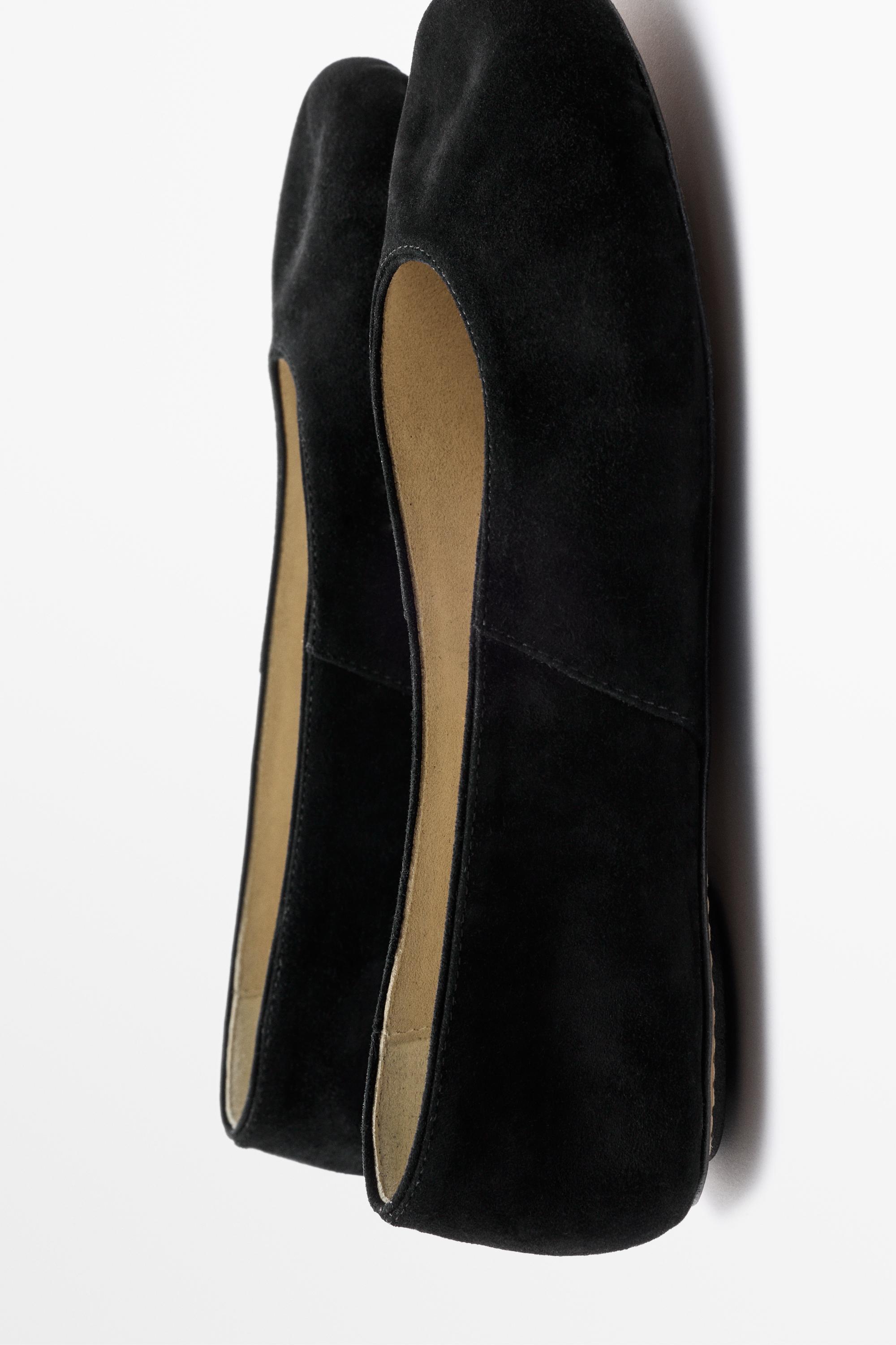 Ballerine en cuir finition daim souple