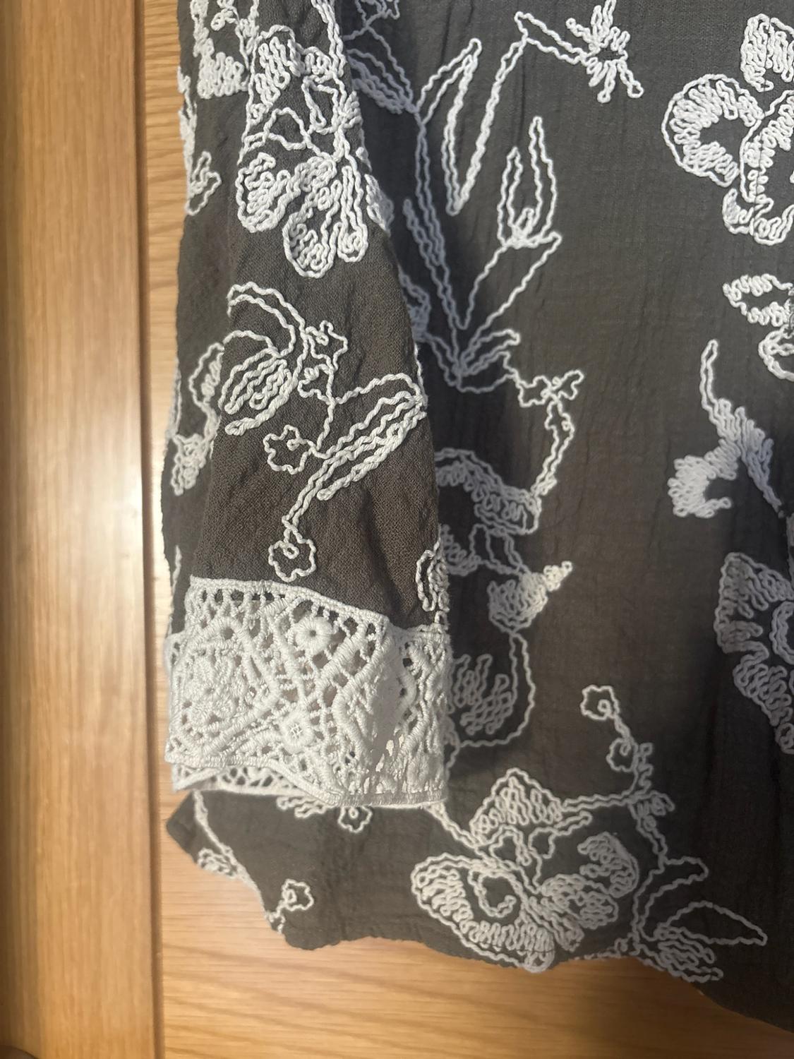 EMBROIDERED SHIRT WITH GUIPURE SLEEVES - Image 3