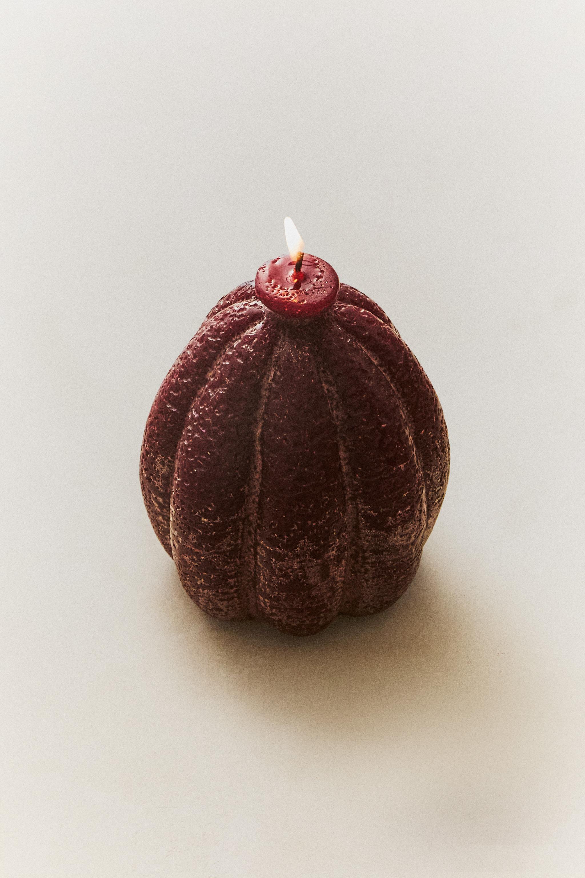 (194 G) PUMPKIN SPICE SCENTED CANDLE — Pumpkin