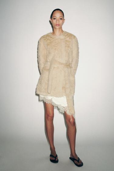 КУРТКА ИЗ ИСКУССТВЕННОГО МЕХА С ПОЯСОМ — ZW COLLECTION — ЭКРЮ от Zara
