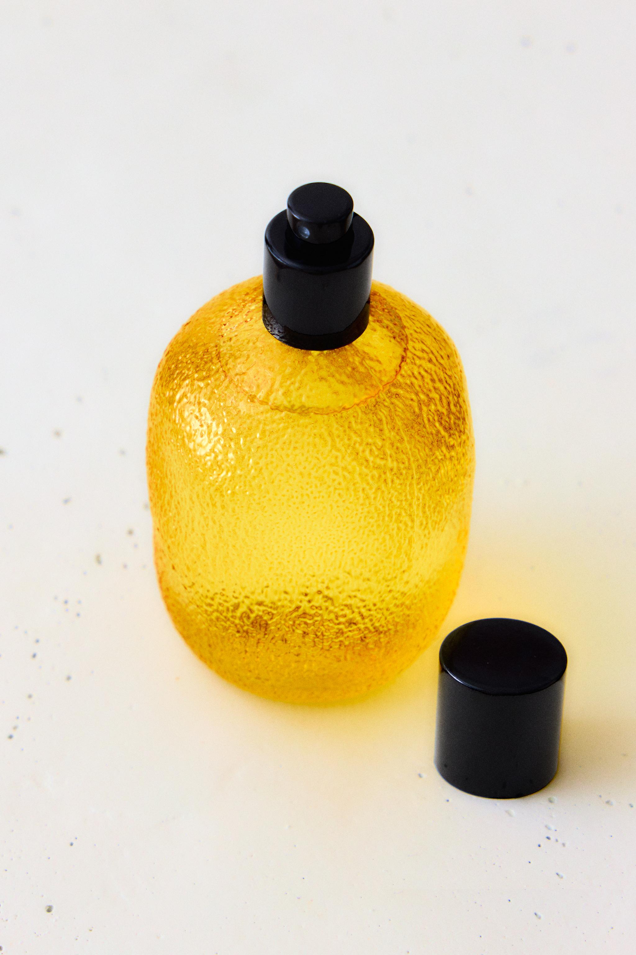 (190 ML) GINGER LEMON FABRIC FRESHENER SPRAY — Pastel yellow