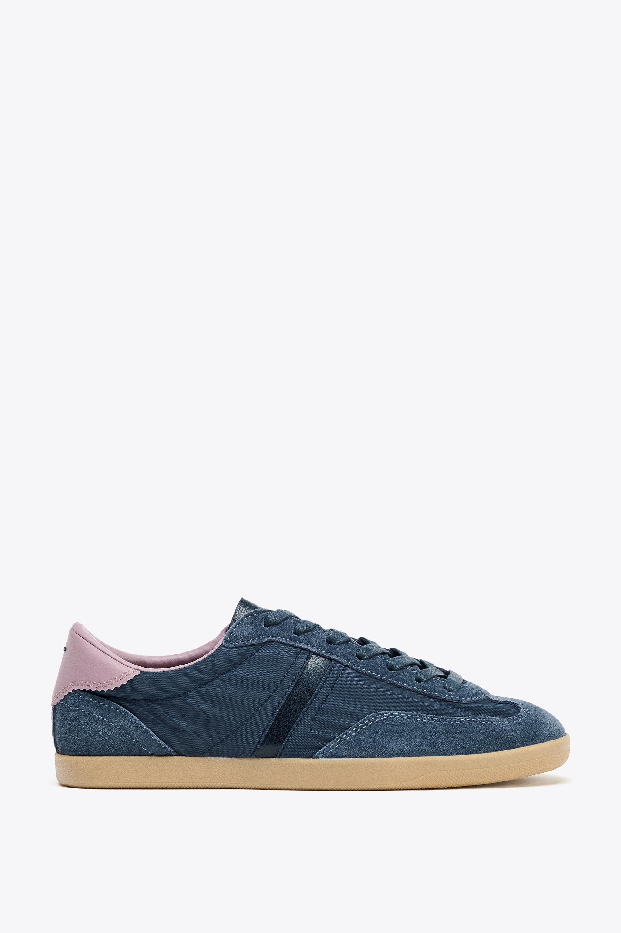 TENNIS DE SPORT AVEC DÉTAILS COLORÉS