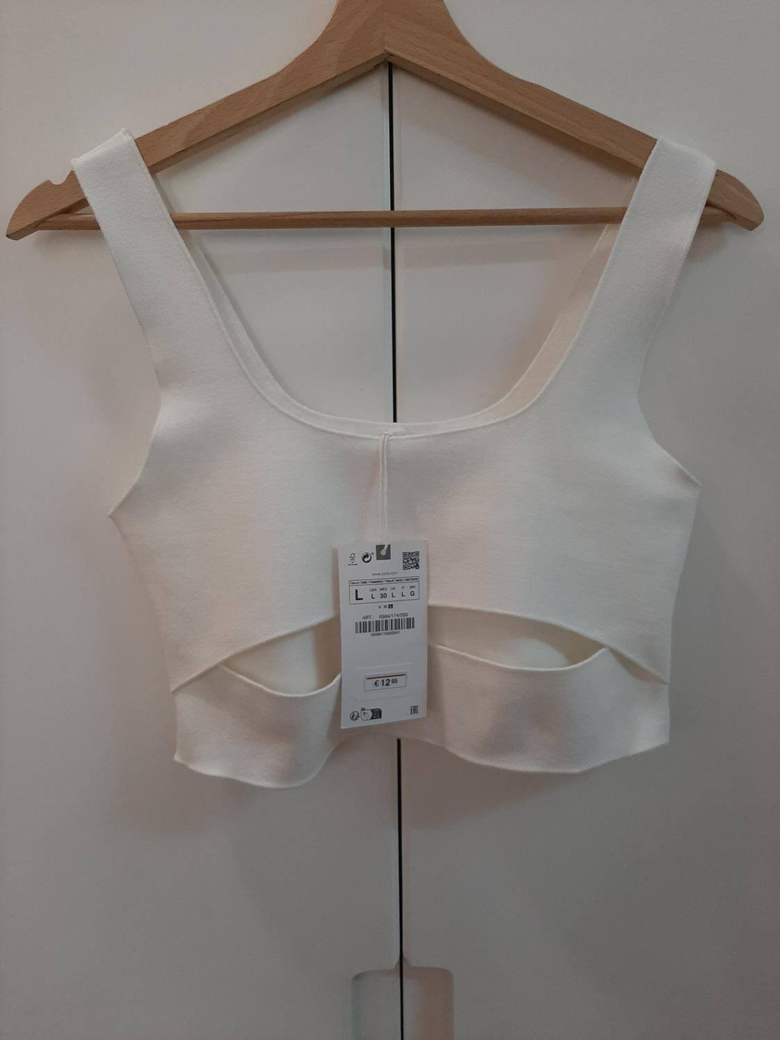 TOP WITH CUT-OUT DETAIL