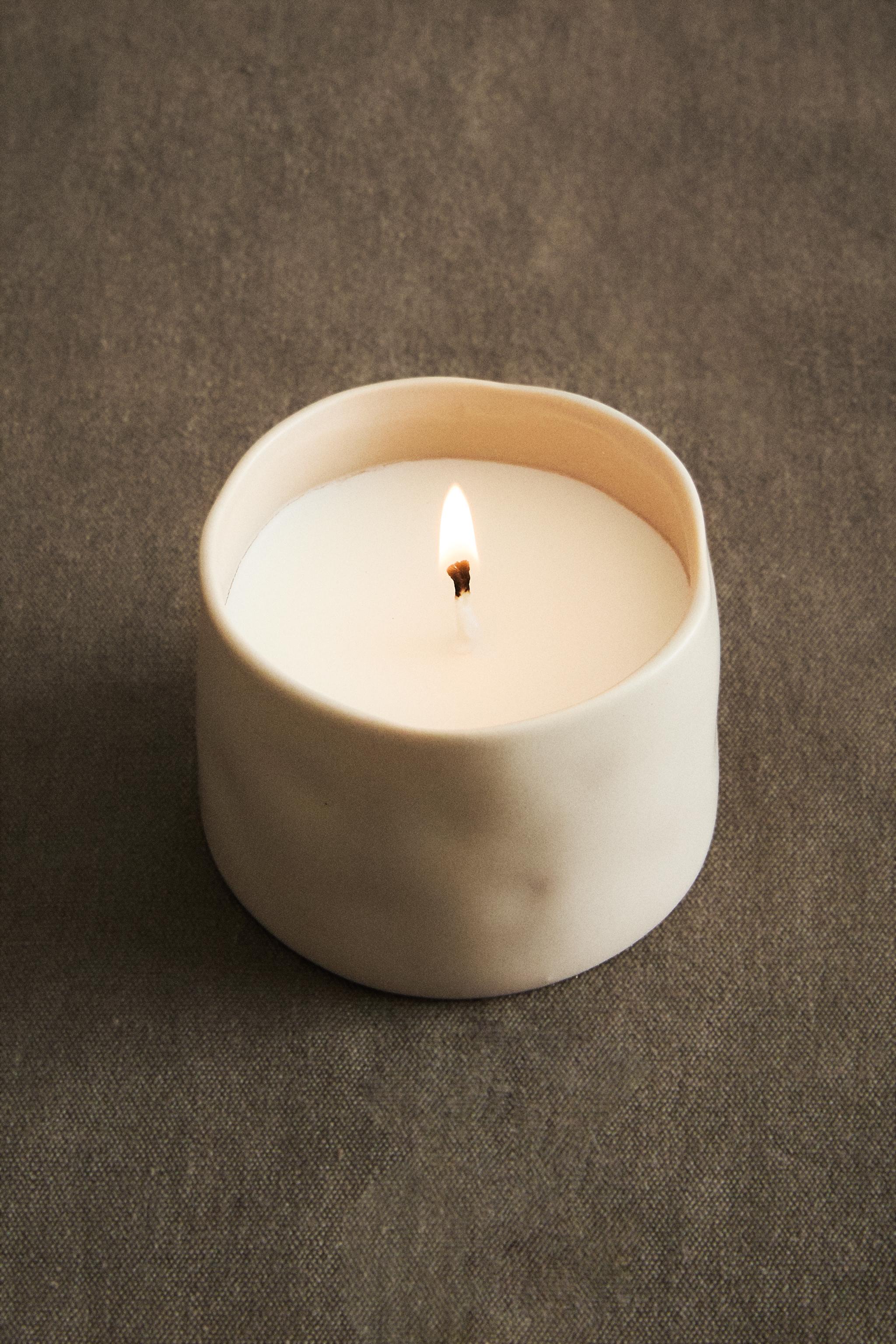g) BOUGIE PARFUMÉE FLEUR DE NOVEMBRE