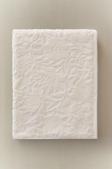 BLOMSTRET BADEHÅNDKLÆDE I JACQUARDMØNSTER - elfenben fra Zara