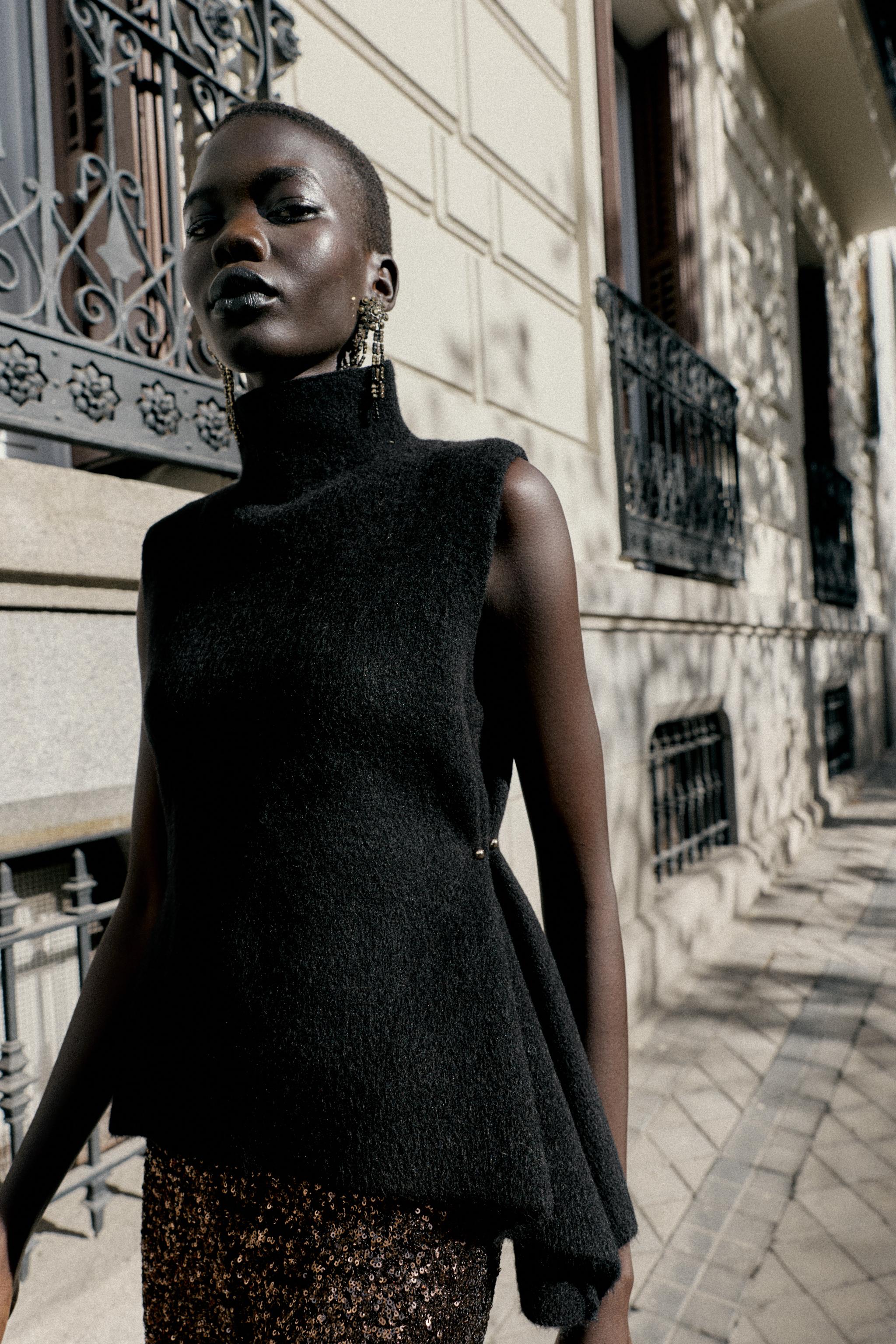 ASYMMETRIC KNIT TOP WITH SIDE APPLIQUÉS