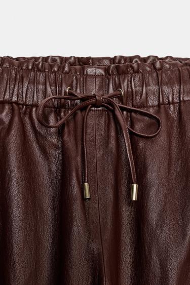 PANTALON EN MATIÈRE SYNTHÈTIQUE - Grenat de Zara - Image 8
