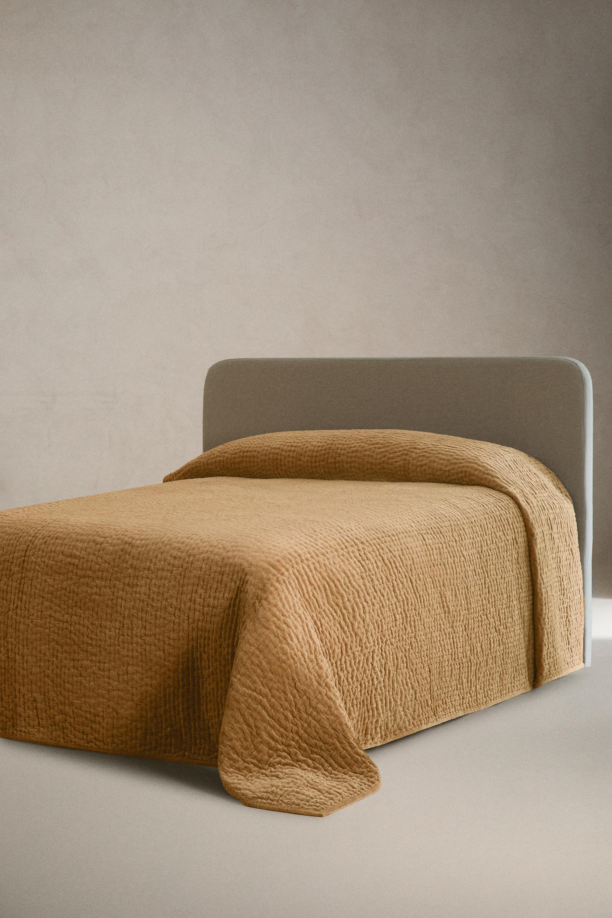 【美品】ZARA ザラホーム　ベッドスプレッド　フリル　ベージュ 美品】ZARAHOME ザラホーム ベッドスプレッド フリル ベージュ