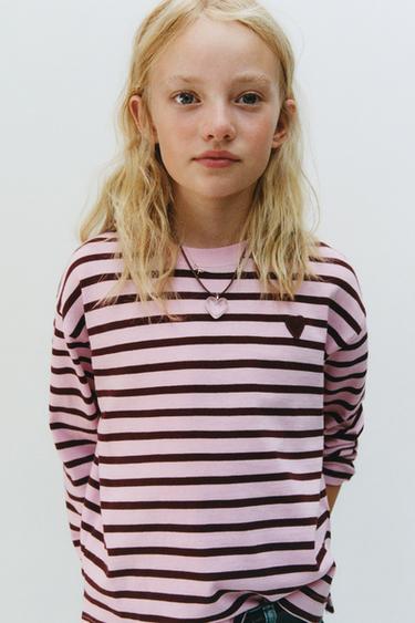 PLAYERA RAYAS PARCHE CORAZÓN - Rosa de Zara
