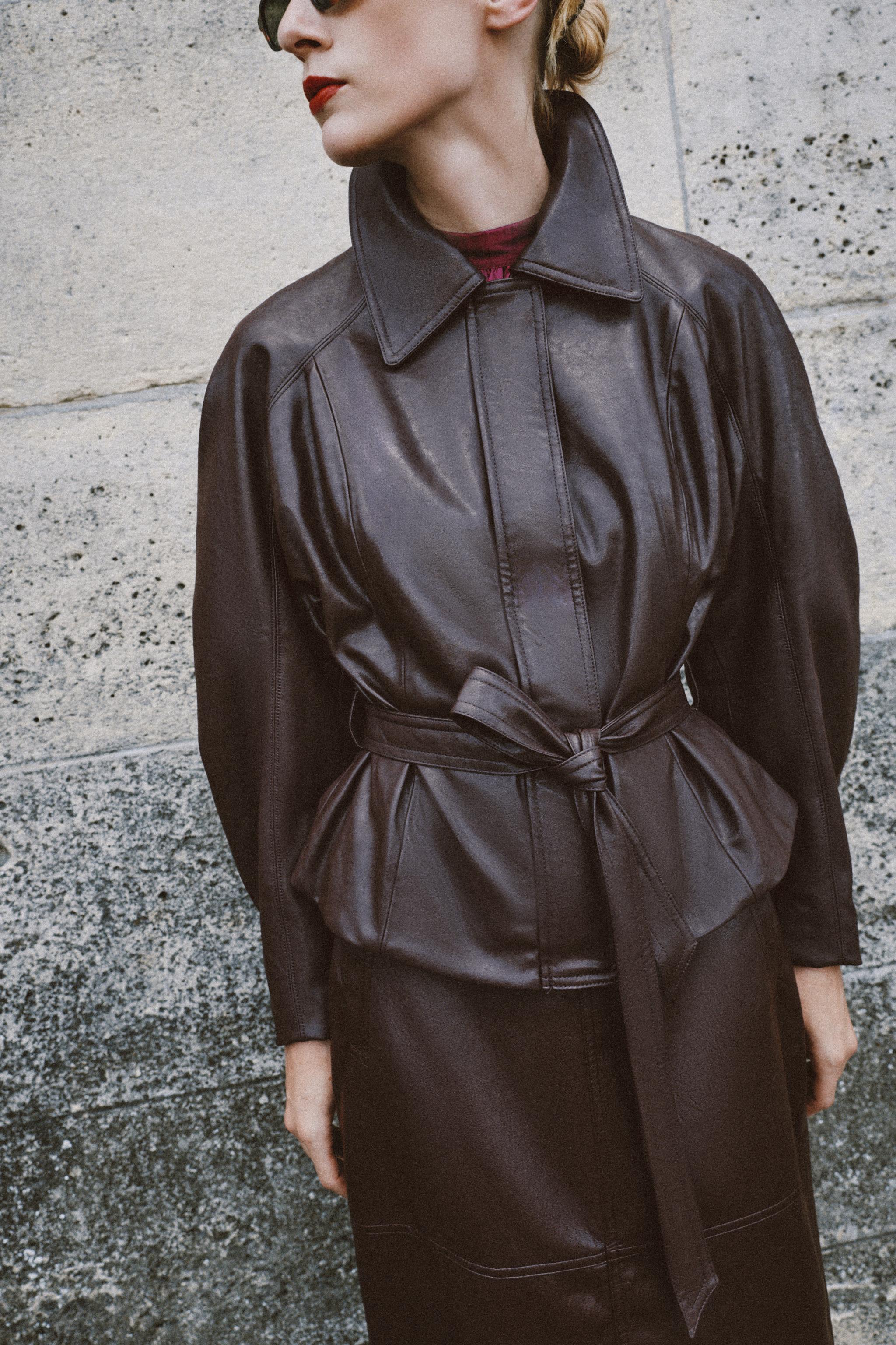 VESTE À CEINTURE EN MATIÈRE SYNTHÉTIQUE
