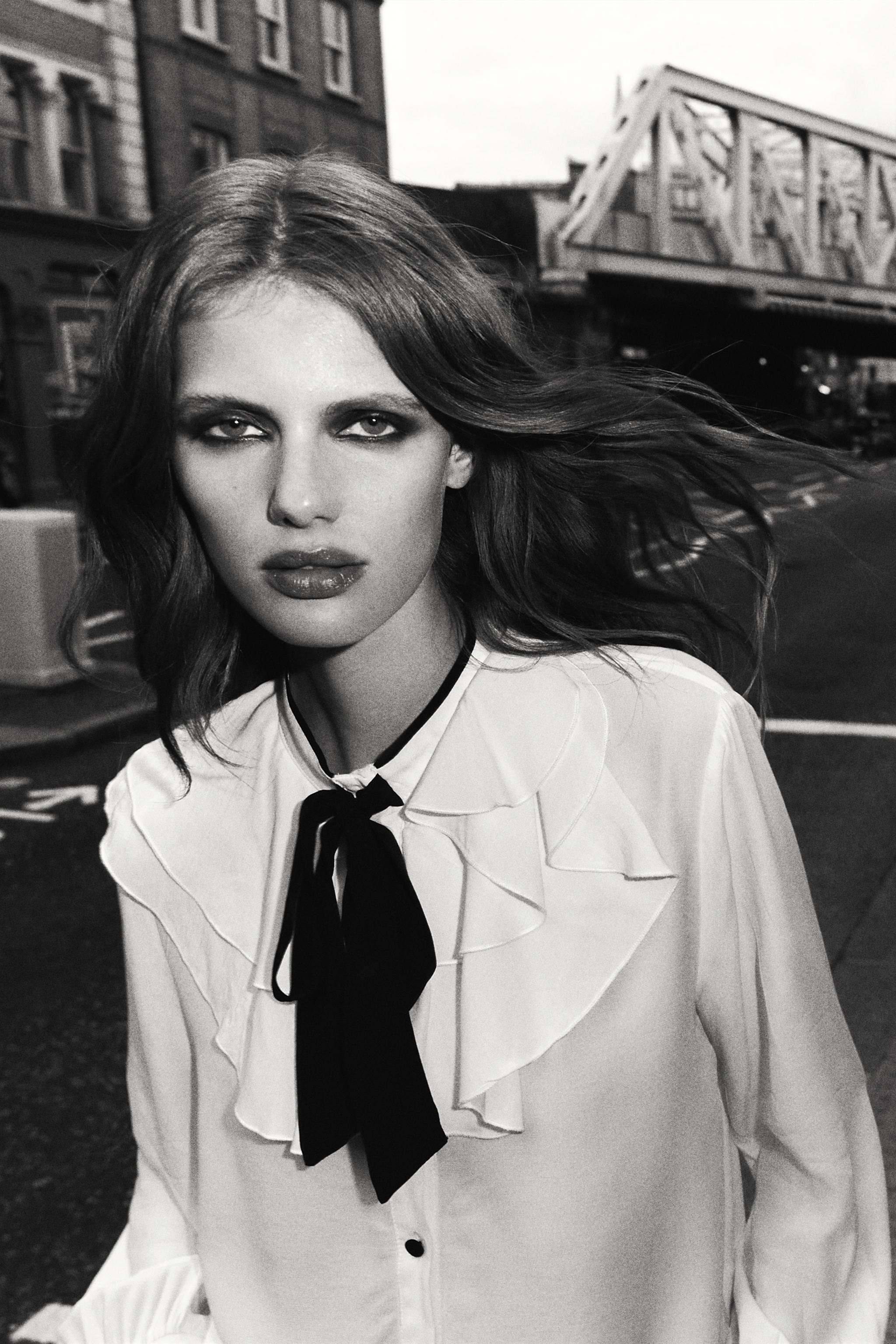 BLOUSE À VOLANTS ET NŒUD CONTRASTANT