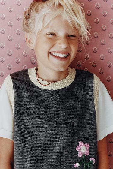 CHALECO PUNTO FLORES BORDADAS - Gris escuro de Zara