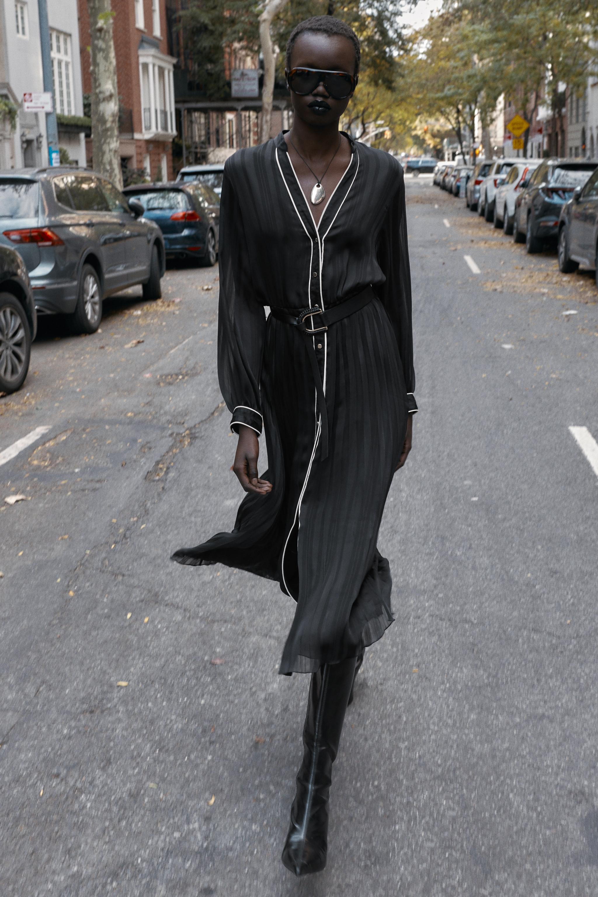 CONTRAST PIPING BELTED PLEATED MIDI DRESS