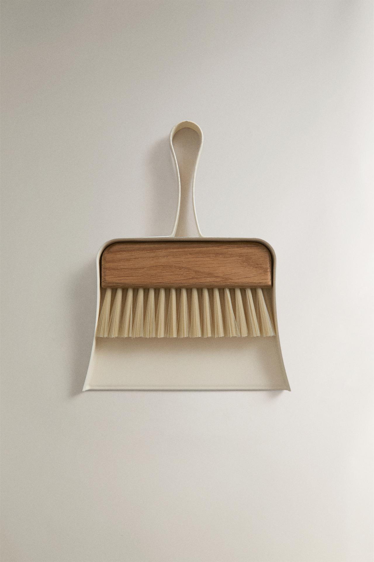 BRUSH AND DUSTPAN SET