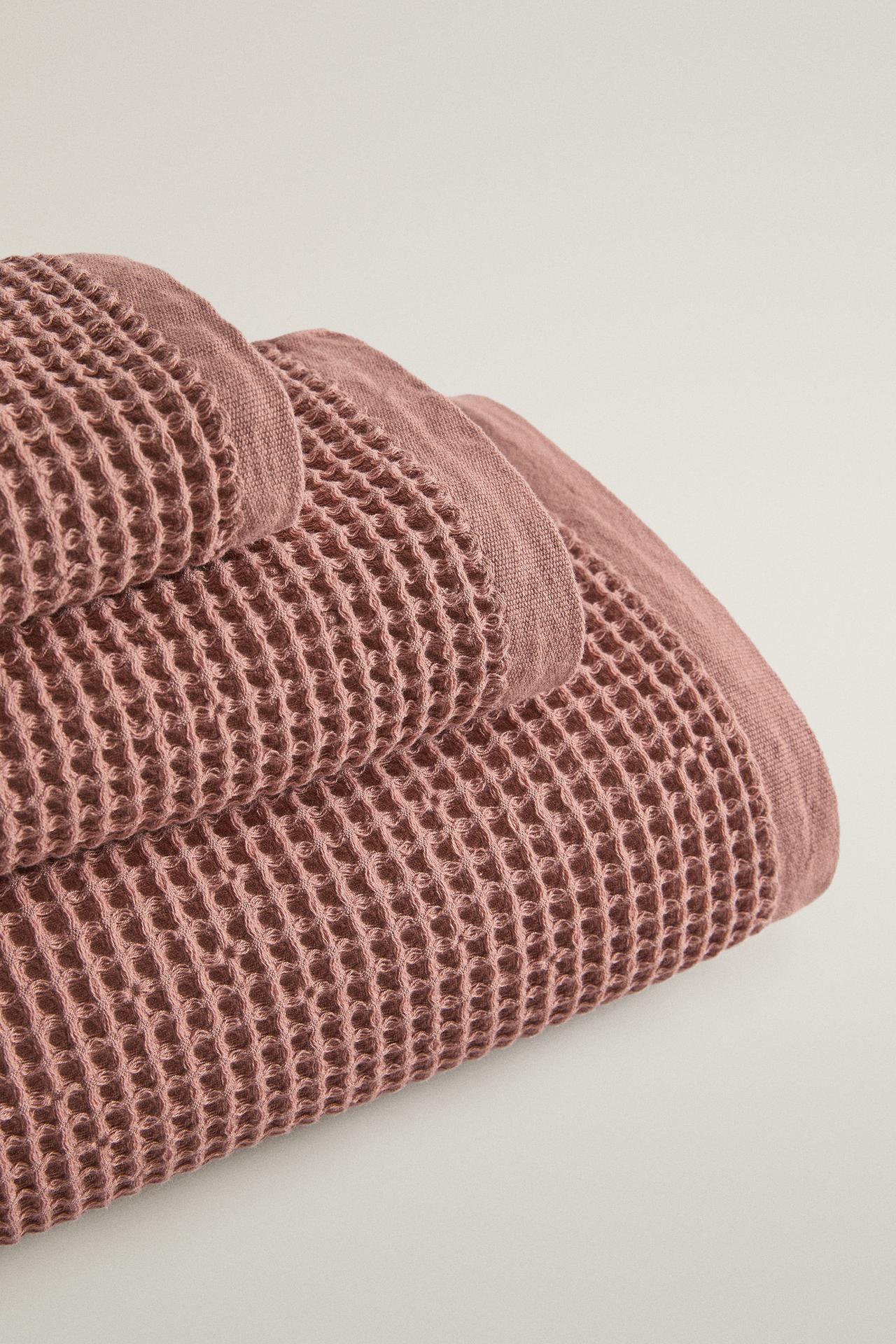 WAFFLE-TEXTURE COTTON BATH TOWEL — Pale pink