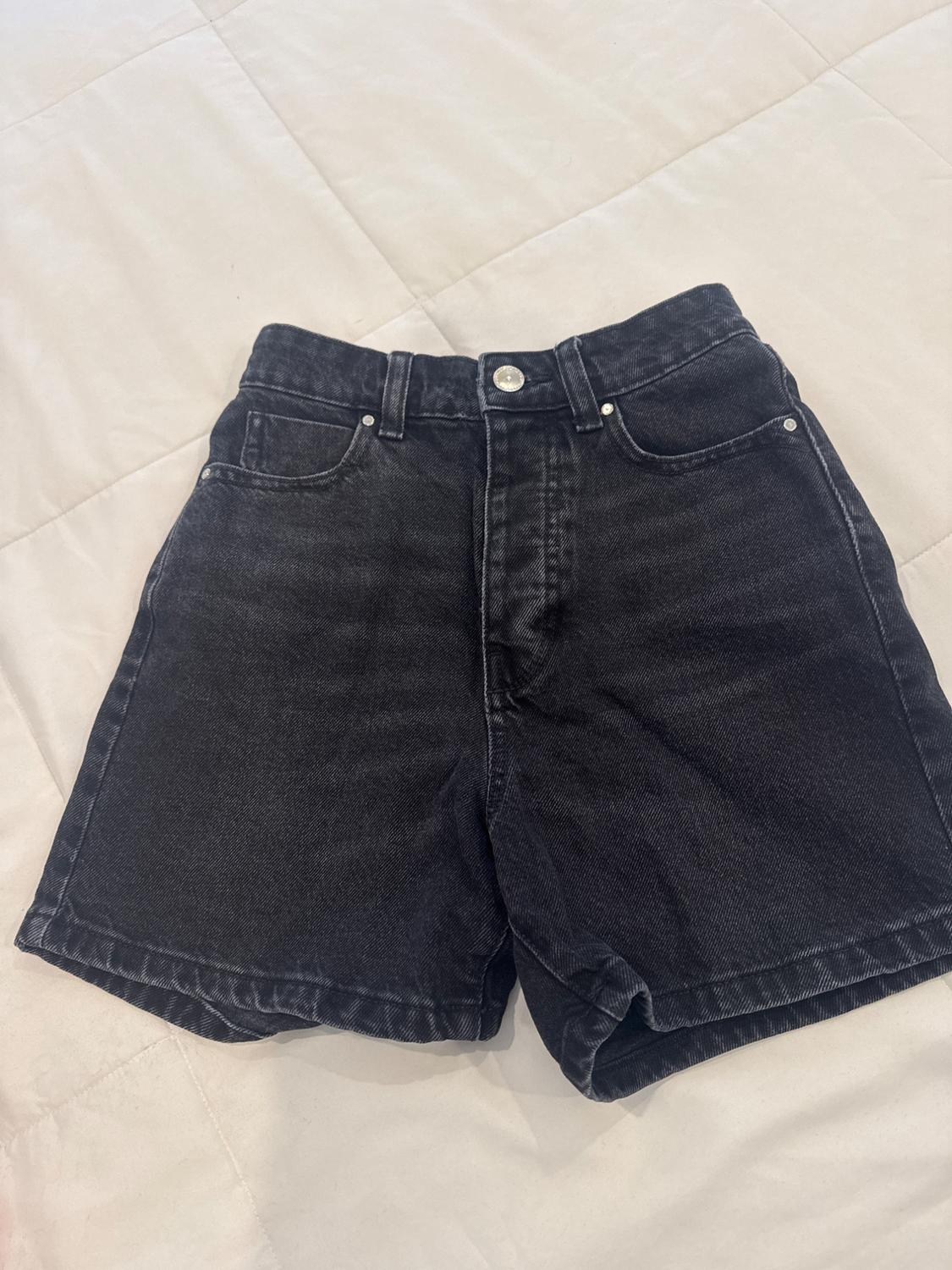 BUTTON FLY BLACK DENIM SHORTS - Image 2