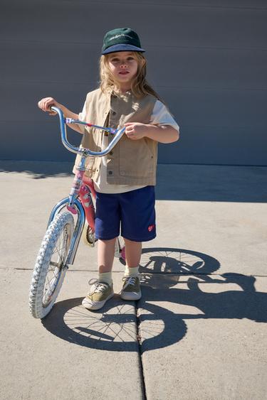 ФУТБОЛКА С ЦВЕТОЧНОЙ ВЫШИВКОЙ — ЭКРЮ от Zara