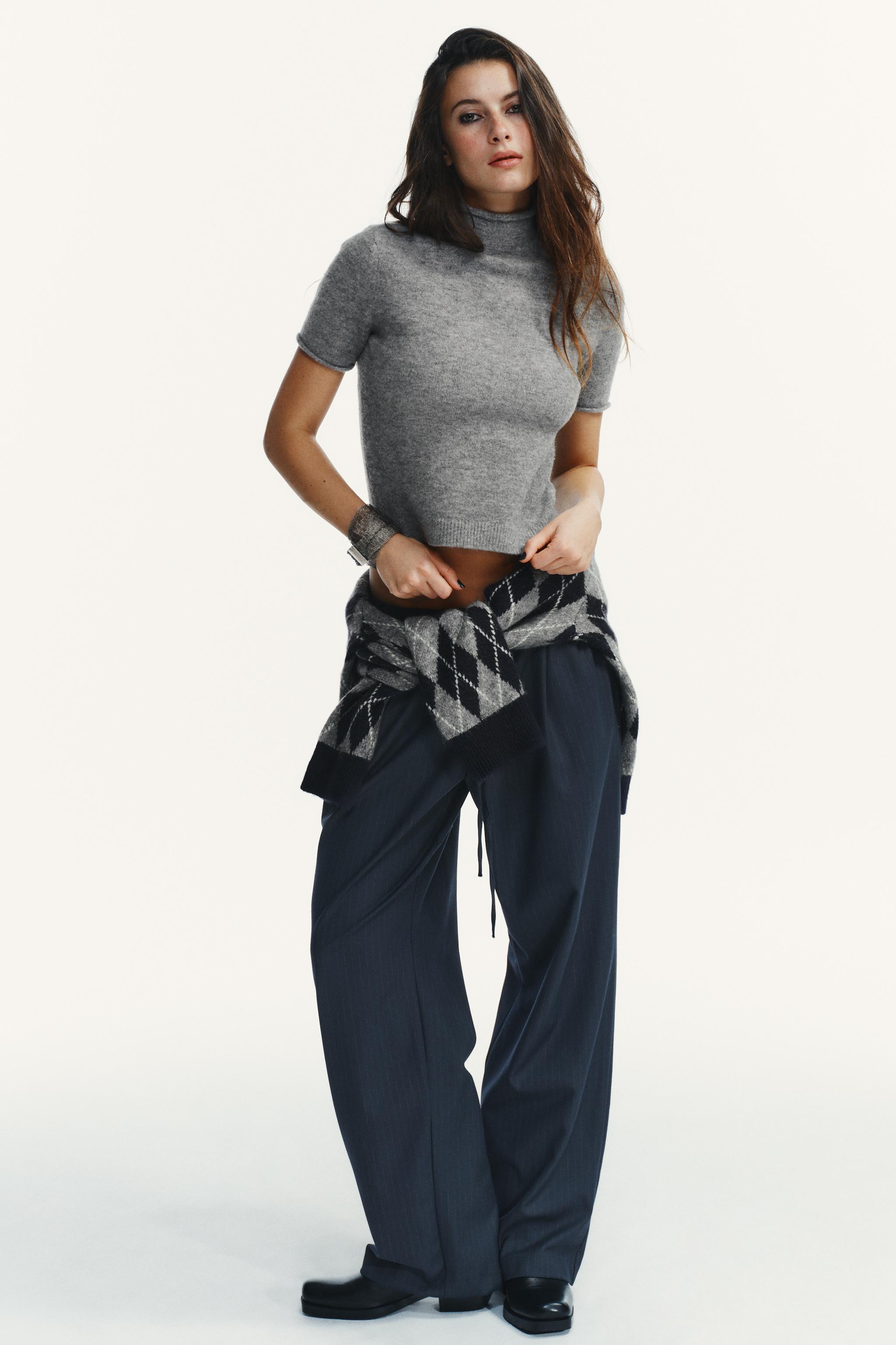 PULL EN MAILLE DOUCE À MANCHES COURTES