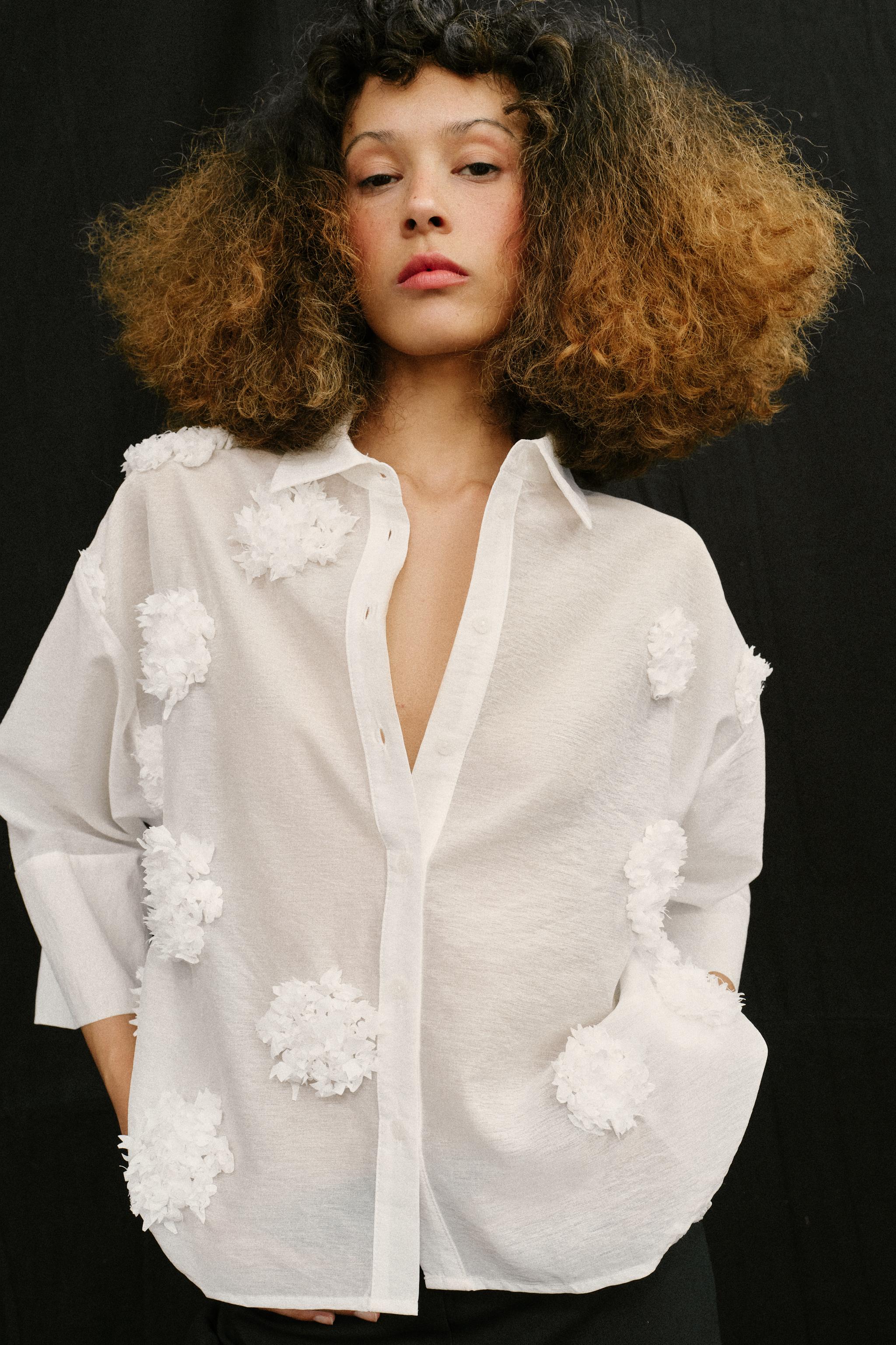 KABARTMA ÇİÇEK DESENLİ DÖKÜMLÜ GÖMLEK