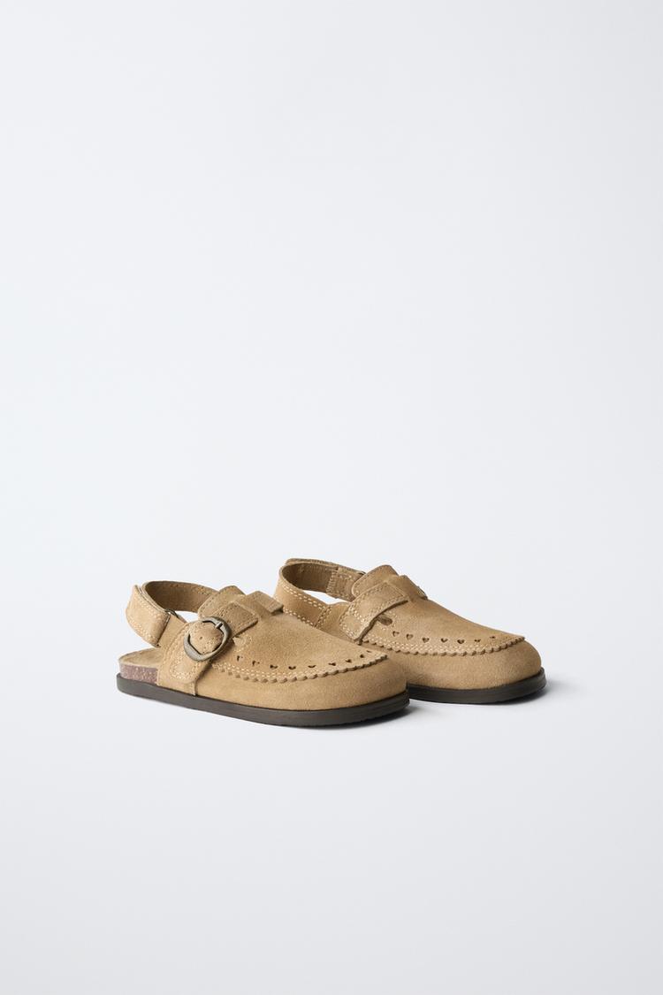 CROCS DE CUERO CON CORAZÓN 2