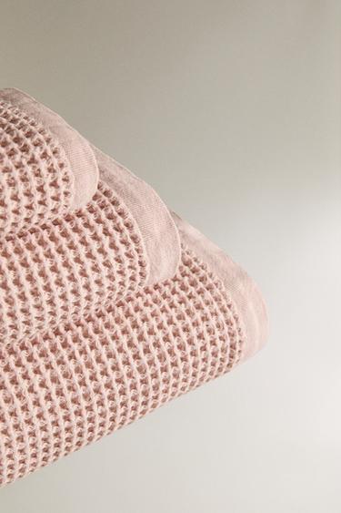 SERVIETTE DE BAIN COTON WAFFLE - Rose clair de Zara - Image 1