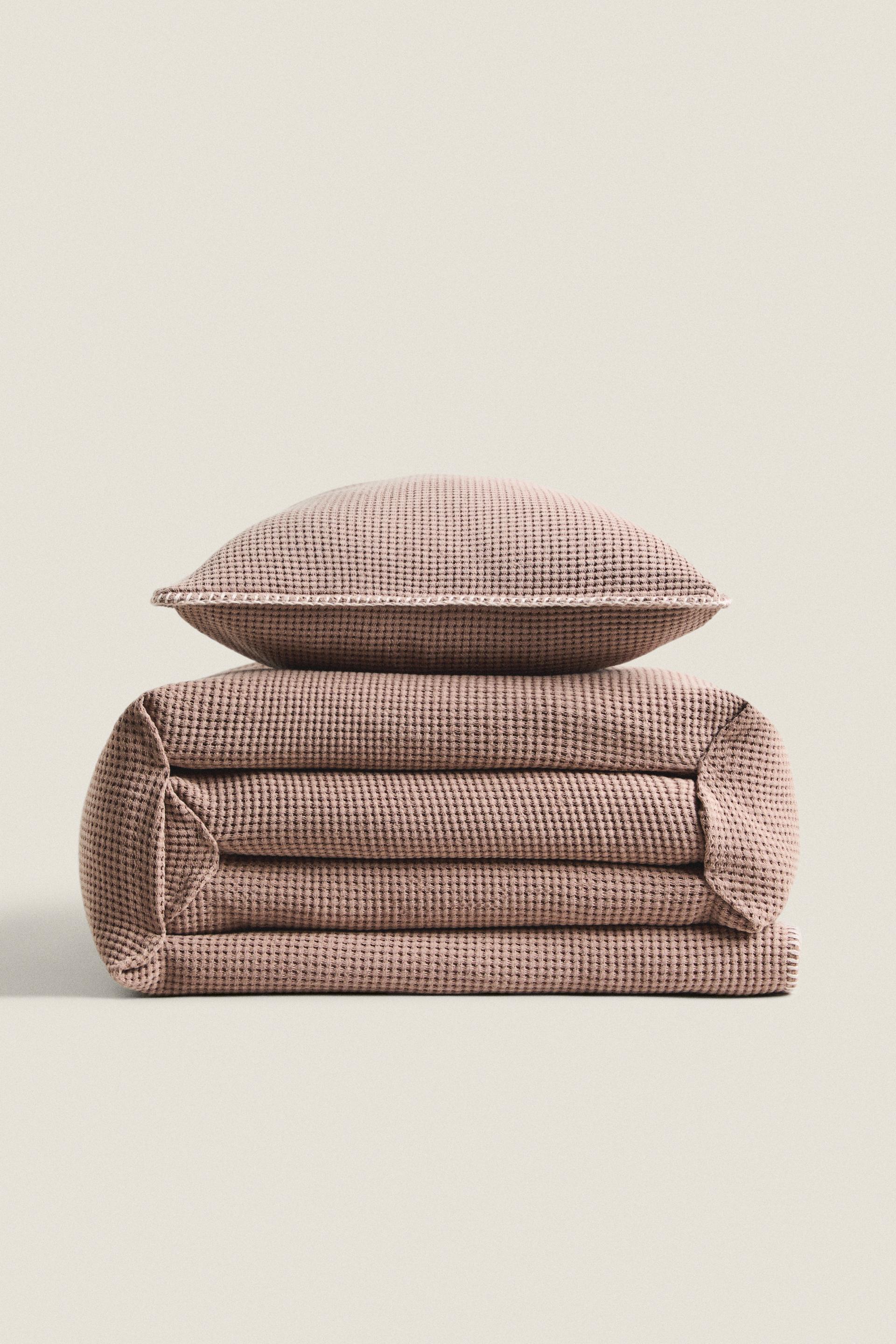 TEXTURED WAFFLEKNIT BEDSPREAD Dusty pink ZARA United States