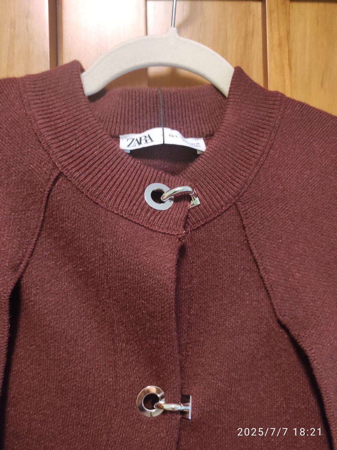 KNITTED CAPE COAT - Image 4