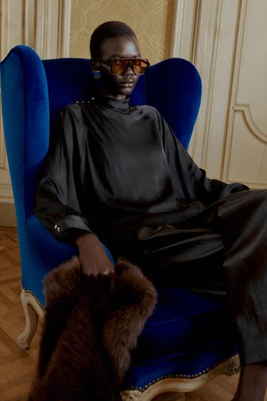 BLOUSE SATINÉE BOUTONS ÉPAULE - Noir de Zara - Image 4